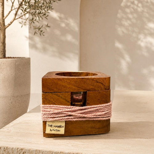 مبخرة خشب بخيوط وردية — Wood mabkhar with pink threads