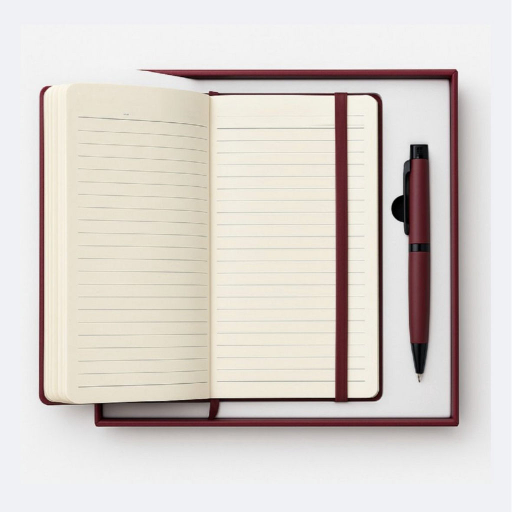 دفتر وقلم بلون عنابي في علبة هدية — Burgundy notebook and pen gift box