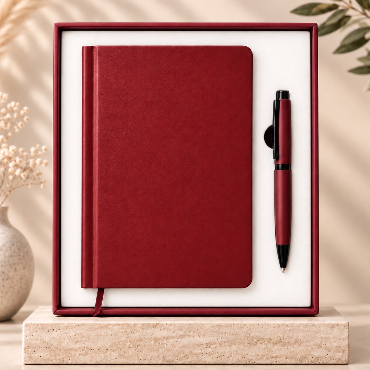 دفتر وقلم بلون عنابي في علبة هدية — Burgundy notebook and pen gift box