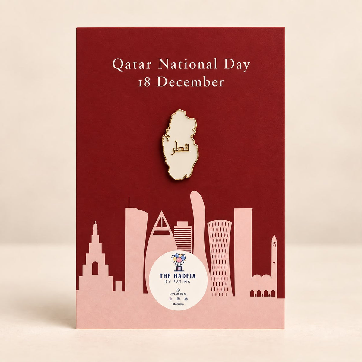 مغناطيس خريطة قطر بالأبيض على بطاقة اليوم الوطني — Qatar map magnet in white on National Day card